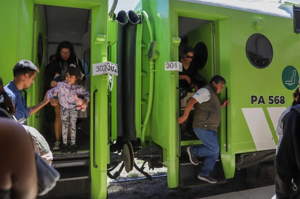 Llegó el Tren Patagónico con su primer servicio Viedma Bariloche y la región cuenta con una vía de transporte más para todo el verano (fotos: Eugenia Neme)