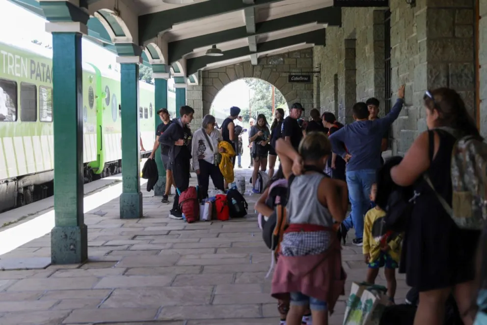 La estación de tren de Bariloche vivió una mañana de sábado polagada de turistas y vecinos que asistieron  a la llegada de la fomración (fotos: Eugenia Neme)