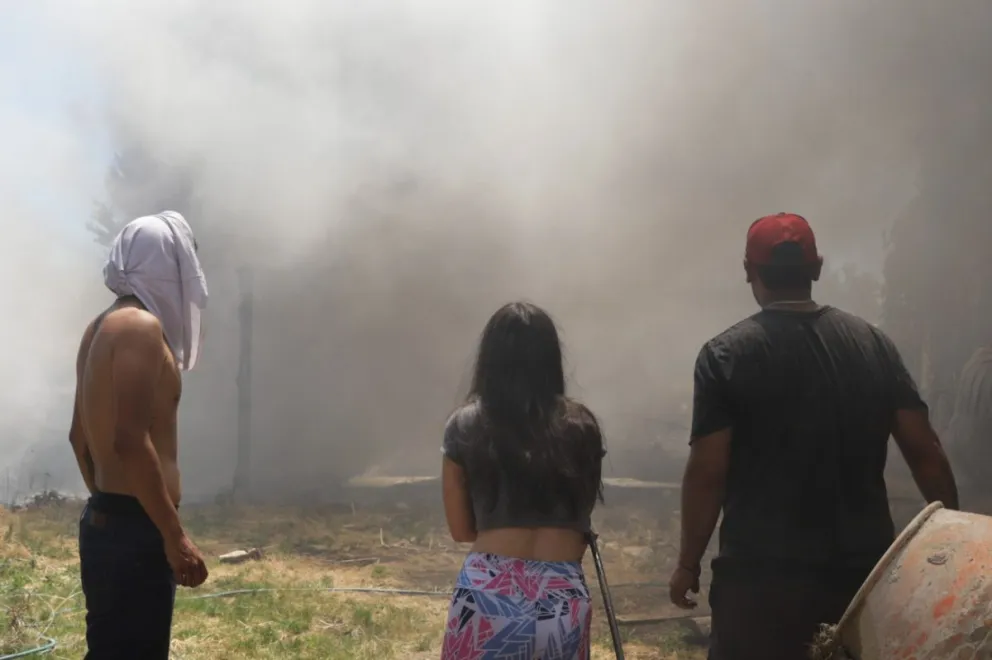 Amplio operativo en el este de Bariloche por incendio en un descampado y galpón (fotos y video: EUgenia Neme) 