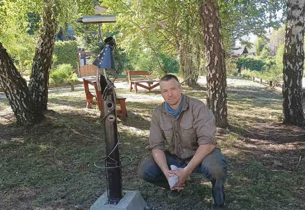 El artista junto a su obra.