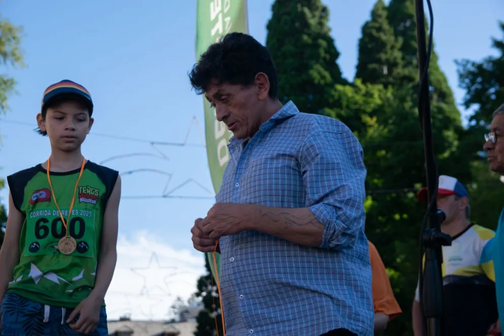 Máximo Calfuquir, director de juntas vecinales, precisó que se vienen las asambleas para las elecciones en cuatro barrios de Bariloche (foto: Facundo Britos)