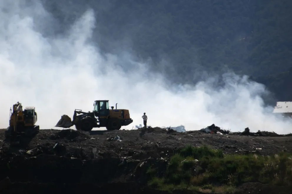 Un nuevo incendio en el vertedero "inundó" de humo el alto de la ciudad (fotos: Facundo Britos) 