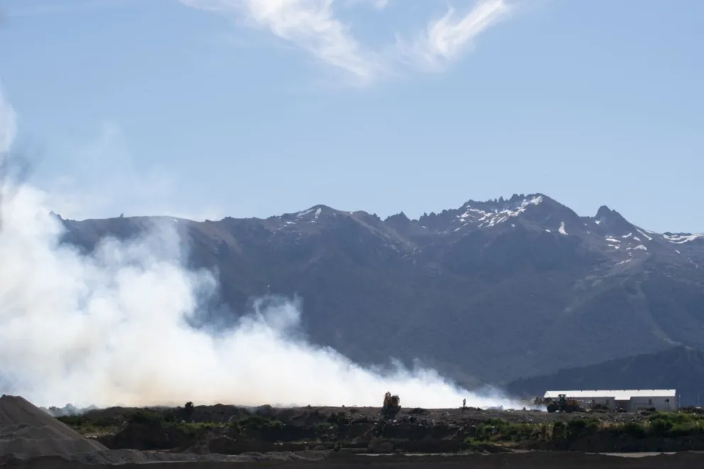 Densa columna de humo invadió los barrios altos (foto; Facundo Britos)