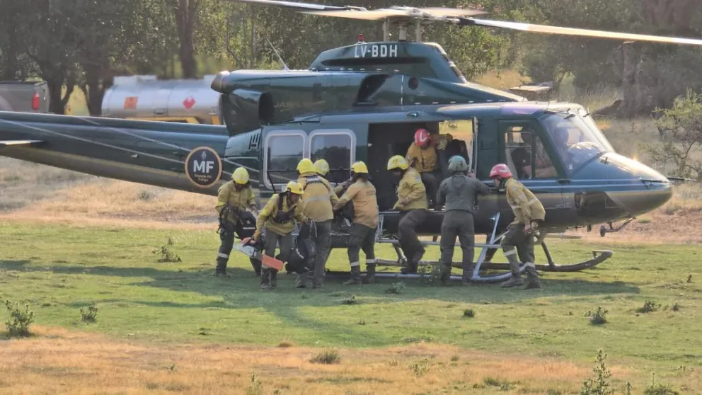 El trabajo a destajo para controlar las llamas en el lugar continúa. 