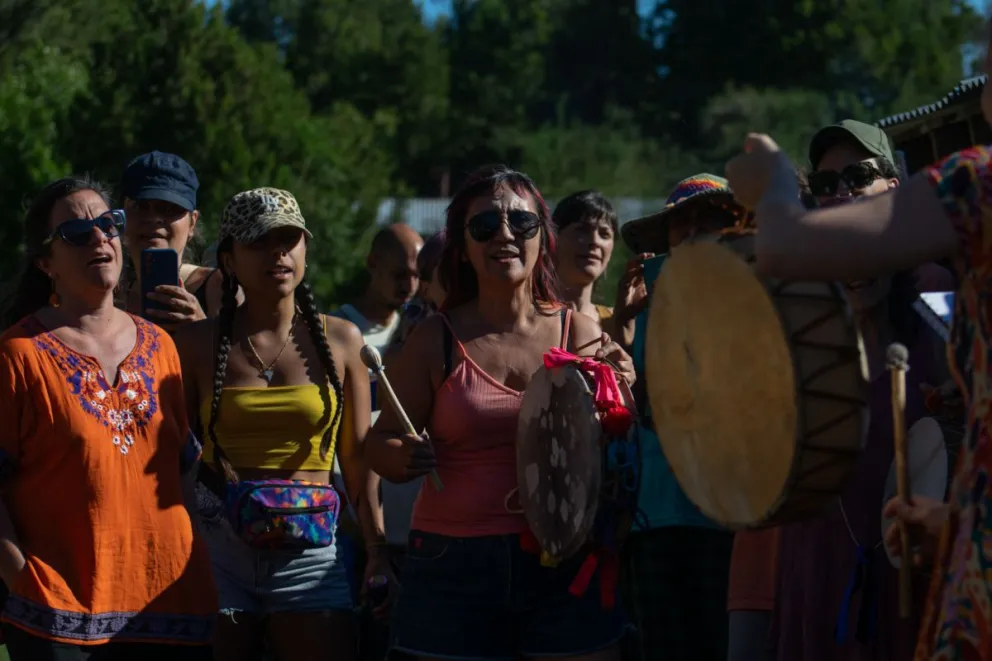Alegría y calor arriba y abajo del escenario. Foto: Facundo Britos.
