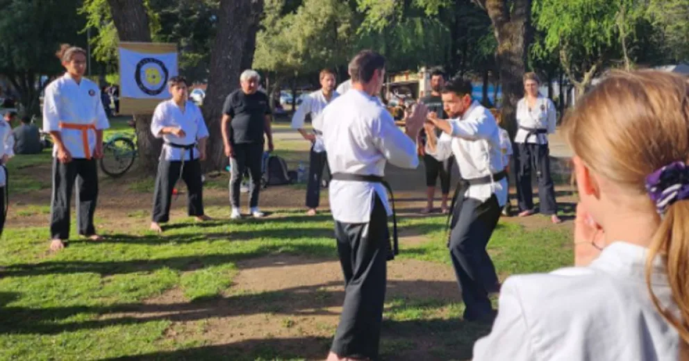Clases en plazas y playas, una invitación a toda la comunidad.