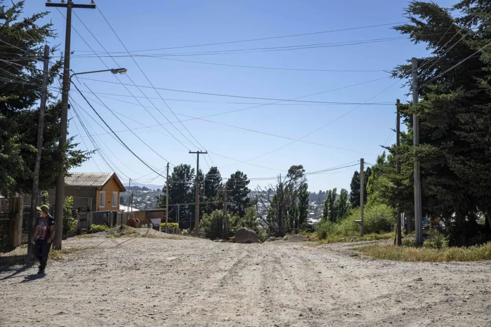 Ahora está la calle cerrada y se deberá mover mucha maquinaria para poder abrirla. / Foto Euge Neme 