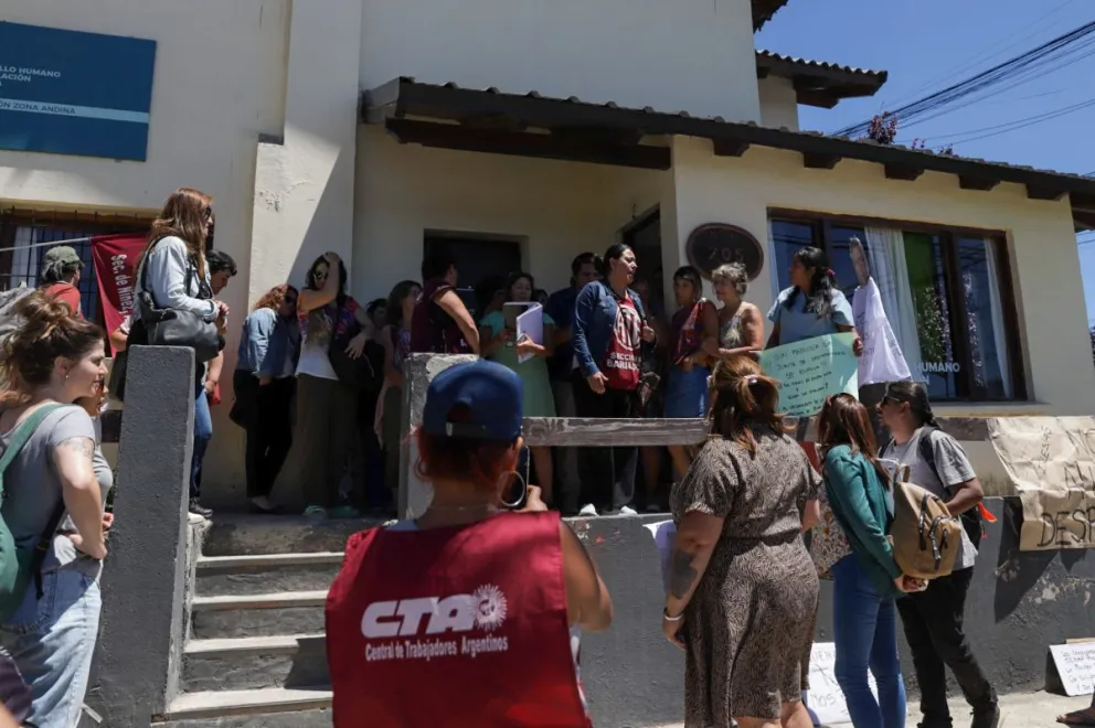 Nueva manifestación de afiliados de ATE en el edificio de Desarrollo Humano (Fotos: Eugenia Neme)