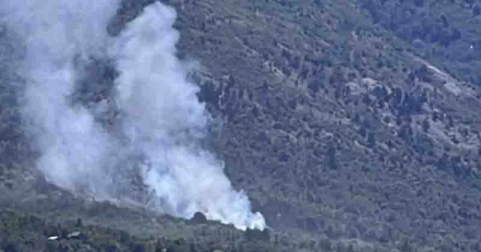 Además recomiendan transitar con precaución a quienes se trasladen entre San Martín de los Andes y Villa  La Angostura.
