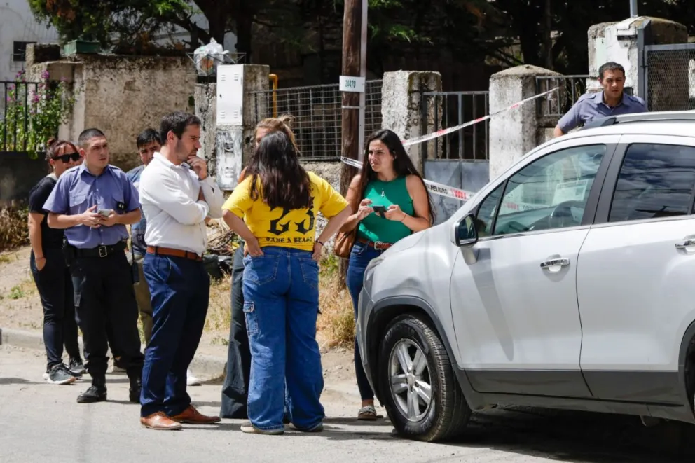 Efectivos policiales y personal del Ministerio Público Fiscal trabajan en el lugar del hecho (foto: Eugenia Neme) 