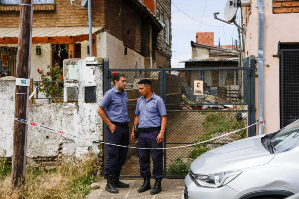 Efectivos de la policía resguardaron el acceso a la vivienda donde se encontró el cuerpo de la mujer policía.