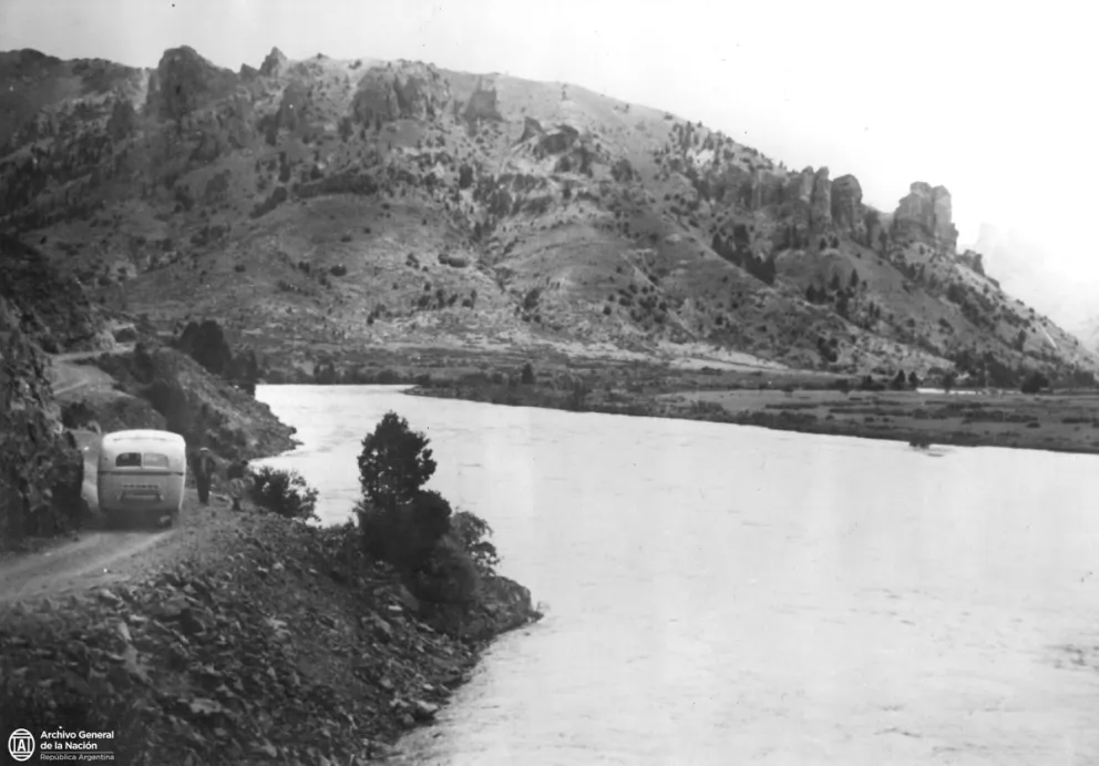 El Limay a la altura del Traful, 50 años después del viaje del ruso. Archivo General de la Nación.
