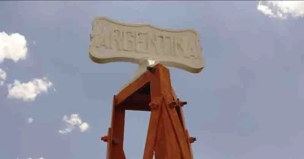 Las pirámides de hierro que pueden encontrarse en toda la extensión fronteriza fueron instaladas hace más de 120 años.