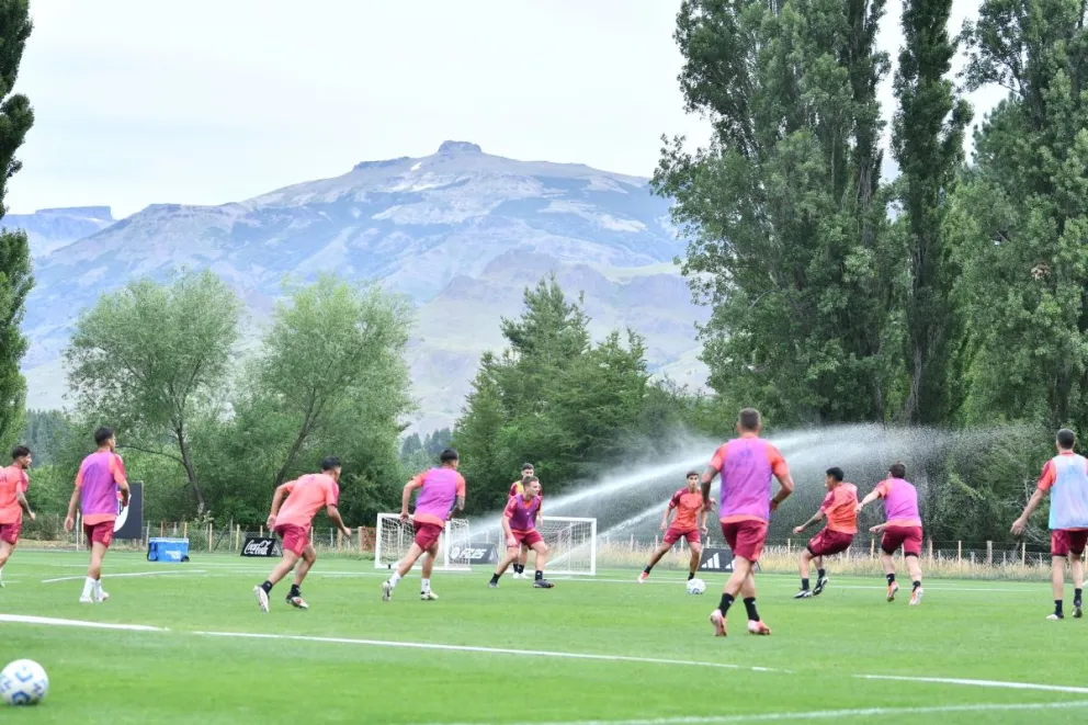 El plantel riverplatense sigue adelante con la pretemporada en San Martín de los Andes (foto: Lacar Digital)