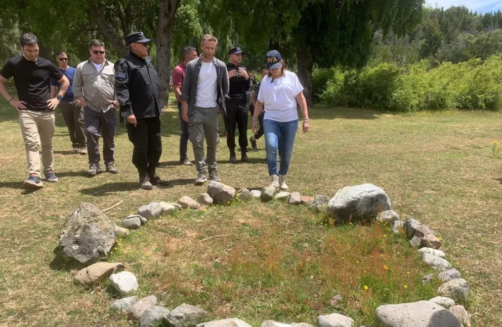 El presidente de Parques Nacionales, Cristian Larsen, y la ministra de Seguridad, Patricia Bullrich, en el territorio en el que se realizó el procedimiento.