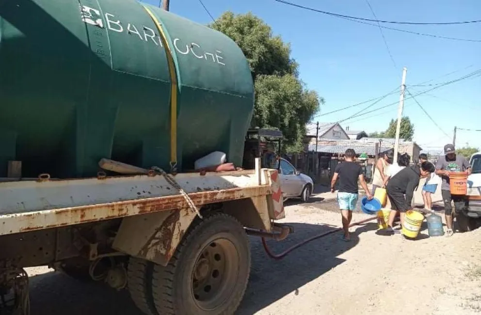 La gente intenta llenar todos sus recipientes con agua potable.