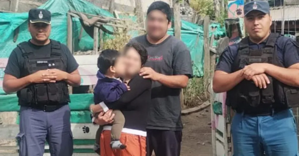 La familia junto a dos de los efectivos policiales que participaron del operativo.