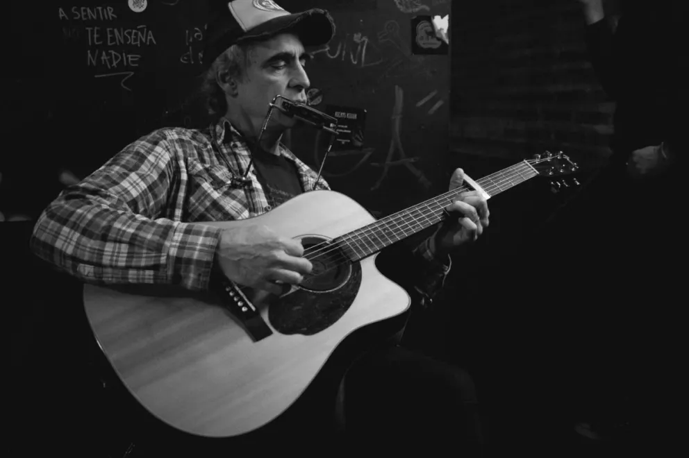 Con acústica, armónica y voz, Gaba vuelve a su época pre Blues Motel.