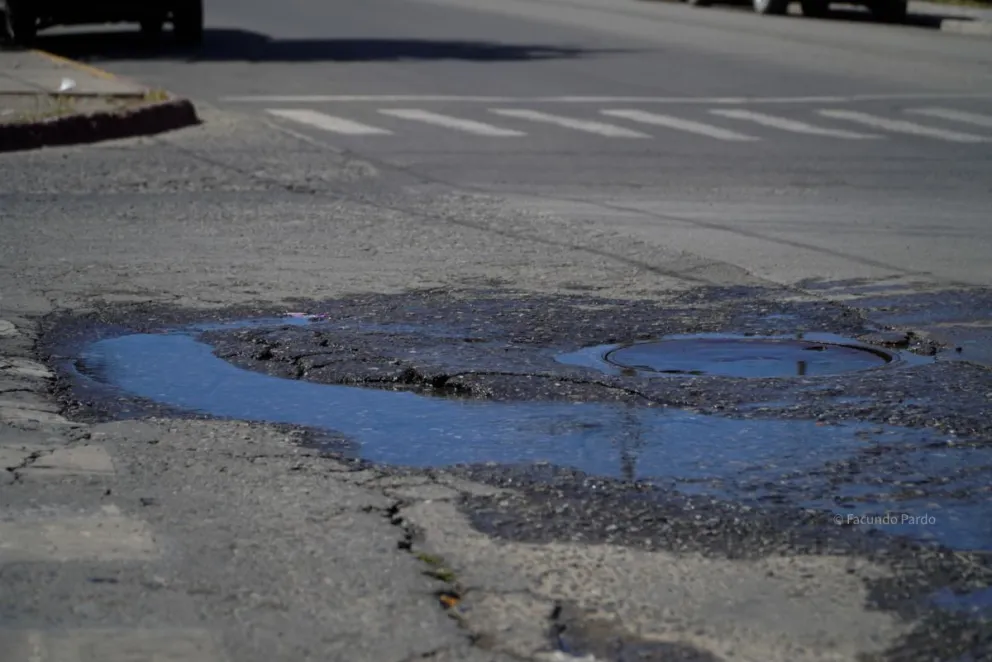 Nueva fuga de agua en plena Avenida 9 de Julio (fotos y video: Facundo Pardo) 