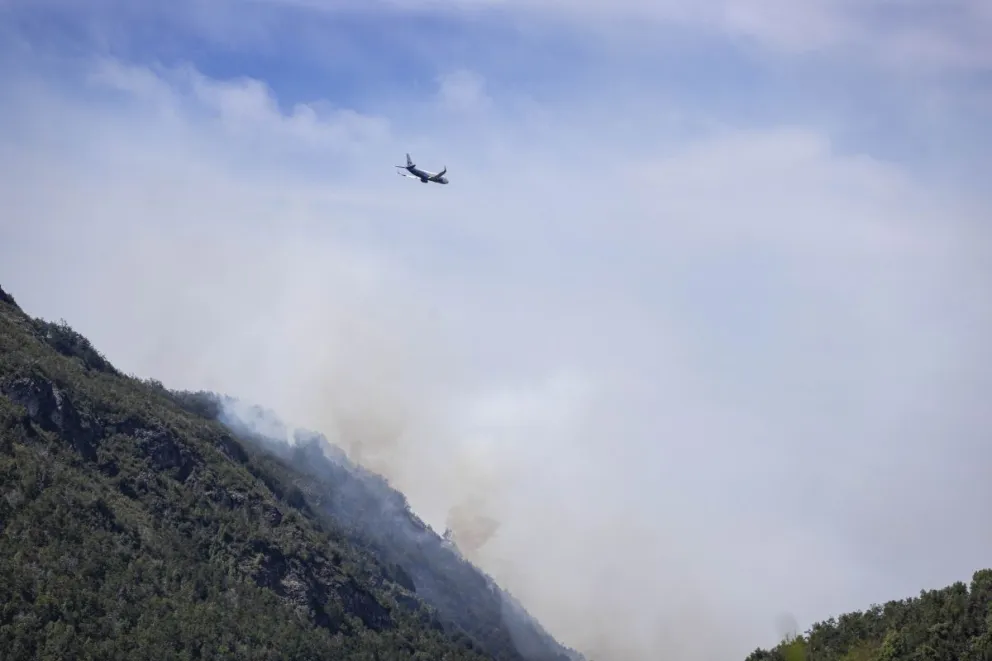 Llegó el avión de Santiago del Estero y esta mañana realizó disparos en la zona del cerro Colorado (foto: Eugenia Neme) 