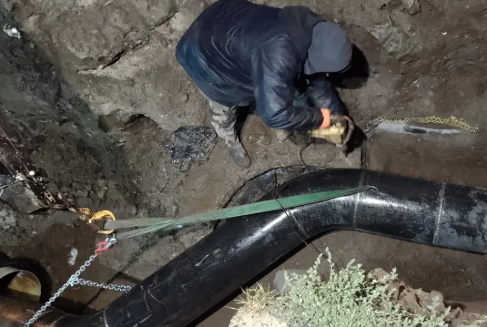 A las 3 de la mañana continuaban trabajando en la reparación y abrieron las llaves.