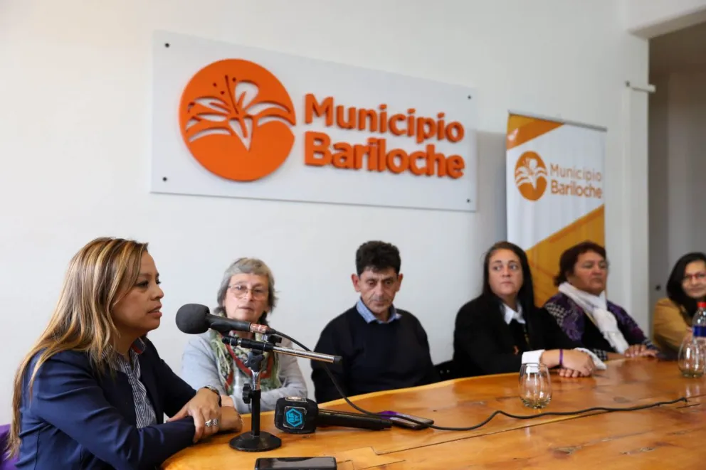La conferencia estuvo encabezada por el director general de Juntas Vecinales de la Municipalidad y la jefa jefa del Playón Municipal. Fotos de Eugenia Neme.