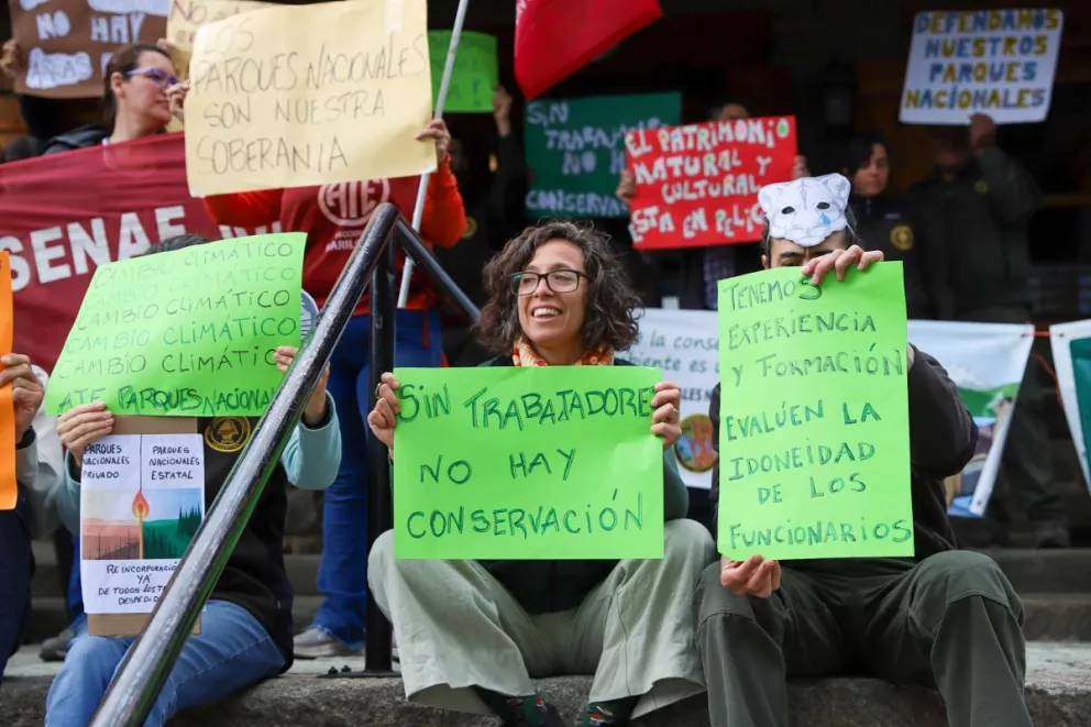 La imagen corresponde a una visibilización efectuada en la Intendencia del Parque Nacional Nahuel Huapi, ante la no renovación de contratos; a punto de que venzan nuevos plazos, la preocupación vuelve a aflorar (fotos: Eugenia Neme).