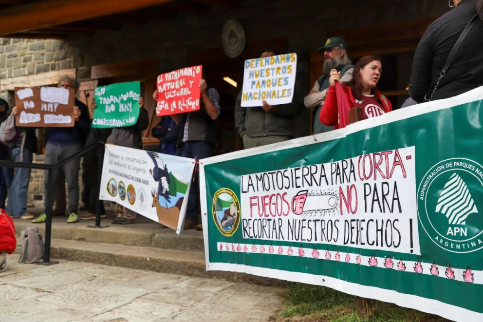 Fue frente en el ingreso al edificio de la intendencia del Parque Nacional Nahuel Huapi. Fotos Eugenia Neme.