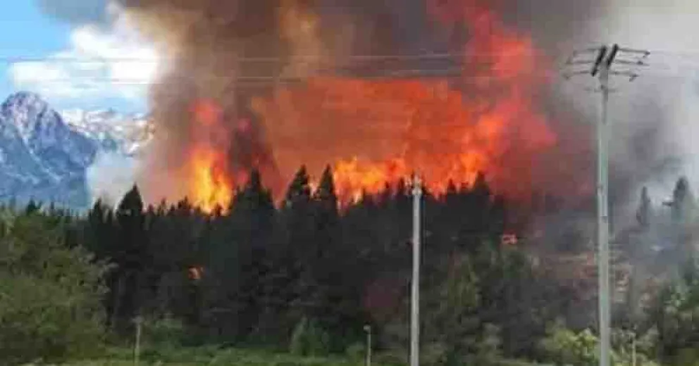 El viento propaga el fuego a máxima velocidad. Foto gentileza Tu Lugar FM 92.1.