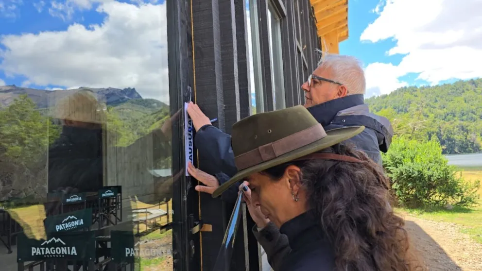 Dámaso Larraburu, intendente del Parque Nacional Nahuel Huapi, colocando las cintas de clausura.