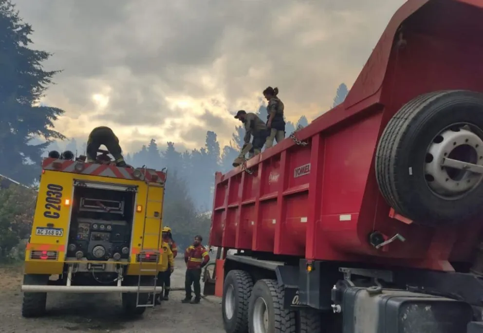 El segundo día del fuego preocupa a los vecinos de la localidad. / Foto Gentileza Info Chucao 
