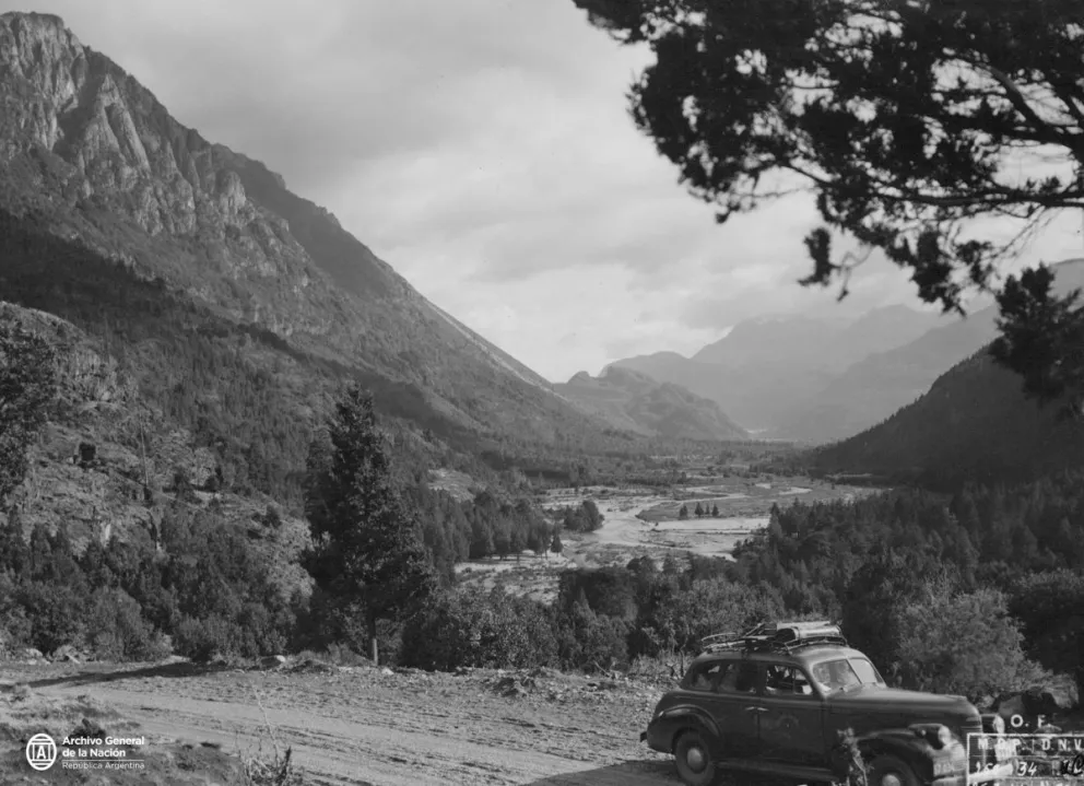 El tramo El Bolsón - Epuyén en la década de 1940. Archivo General de la Nación.