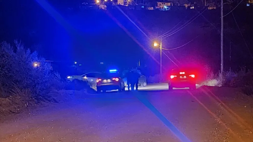 Cerca de la medianoche del jueves, un auto terminó desbarrancando en calle Rivadavia (foto: Gentileza Emir Icaré) 