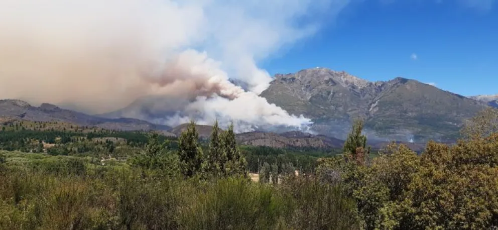 El incendio en Epuyén sigue activo en todo su perímetro (foto: Gentileza InfoChucao)