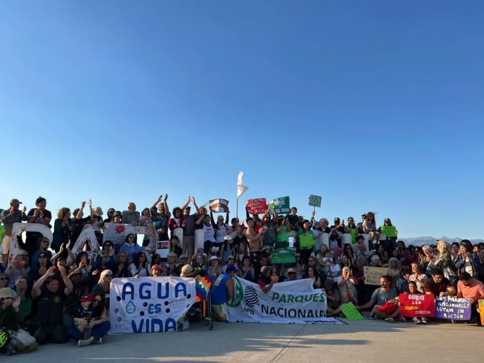 En la zona del puerto, realizaron un abrazo simbólico al lago Nahuel Huapi en defensa de las fuentes laborales de brigadistas (foto: gentileza)