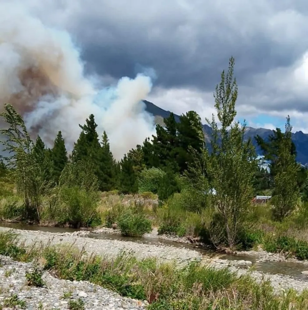 Una de las primeras imágenes del incendio (foto: Gentileza InfoChucao)