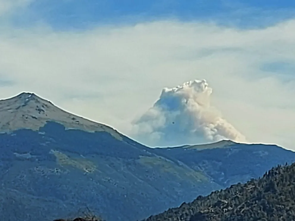 Una impresionante masa de humo se pudo observar desde la Ruta 82, en la playa del lago Gutiérrez (foto: Gentileza) 