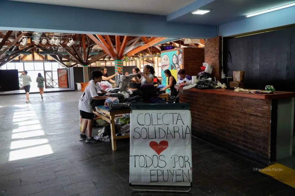 Desde el sábado juntarons elementos para enviar a Epuyén (fotos; Facundo Pardo)