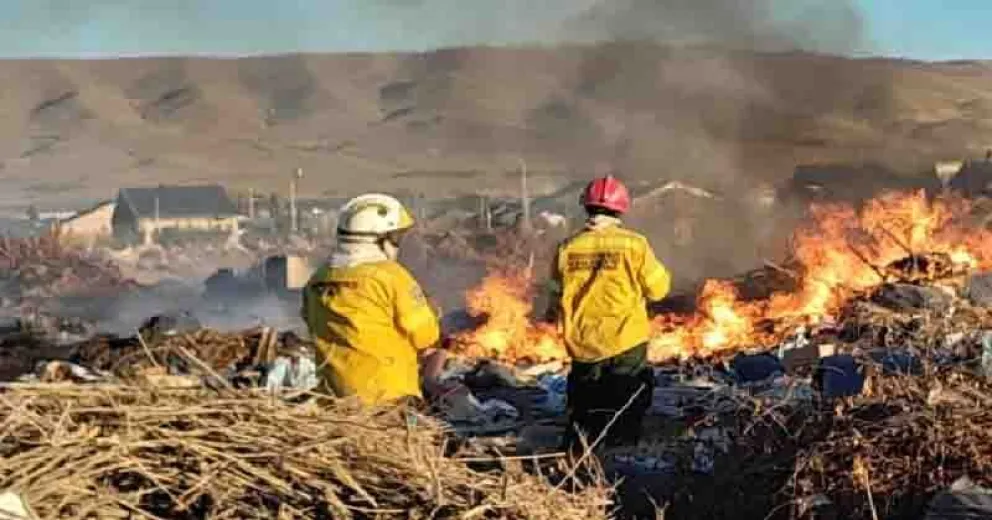 El incendio de este fin de semana en el basurero de Junín de los Andes que ya está controlado.