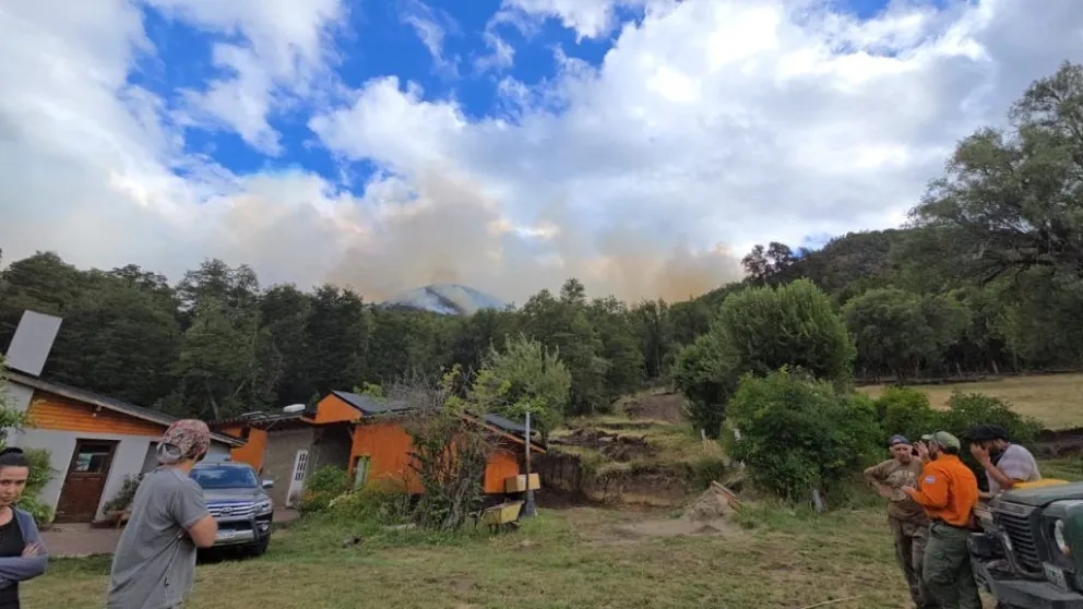 El fuego, una preocupación para los pobladores que comienzan a apreciar el acercamiento del incendio (foto: Gentileza Parques Nacionales).