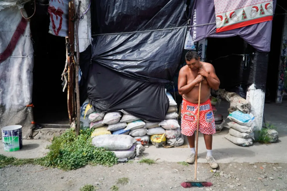 José, hace 5 años que vive en costanera, primero a la intemperie pero tras la ayuda de un privado, se "instaló" bajo la calle de acceso al Playón (fotos: Facundo Pardo)