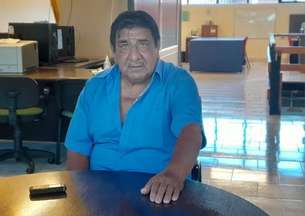 Valentín muy conmovido por lo sucedido intenta dar una mano.