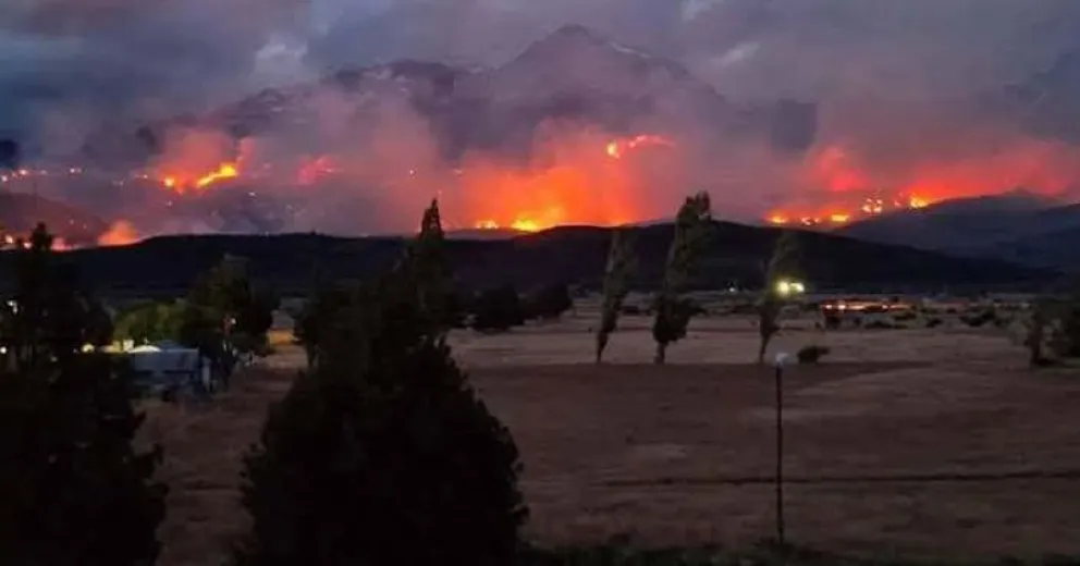 Las llamas continúan bordeando las montañas, lejos de las poblaciones.