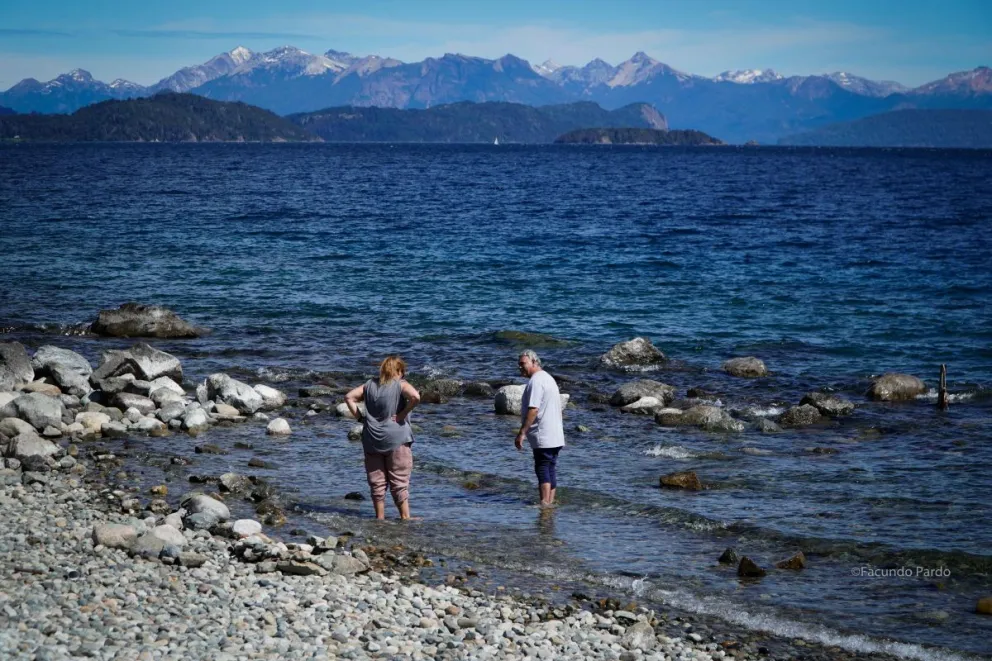 Días ideales para animarse a las frías aguas del Nahuel Huapi.