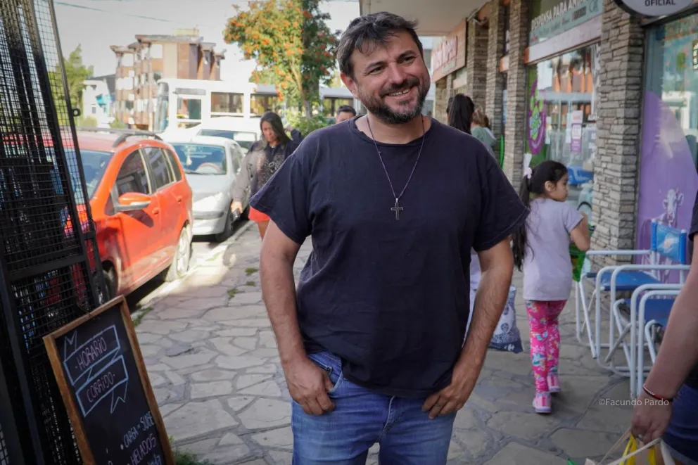 En las calles barilochenses: Grabois pasó por la ciudad para presentar un libro y arremetió contra el presidente (fotos: Facundo Pardo).