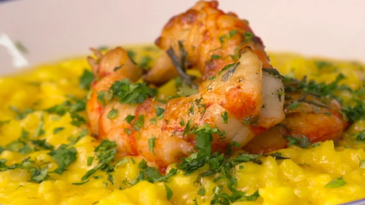 Prepara risotto de langostinos salteados con miel y estragón con una ...