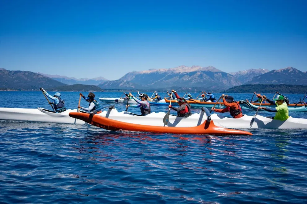 Más de 25 personas remaron en el Lago Nahuel Huapi.