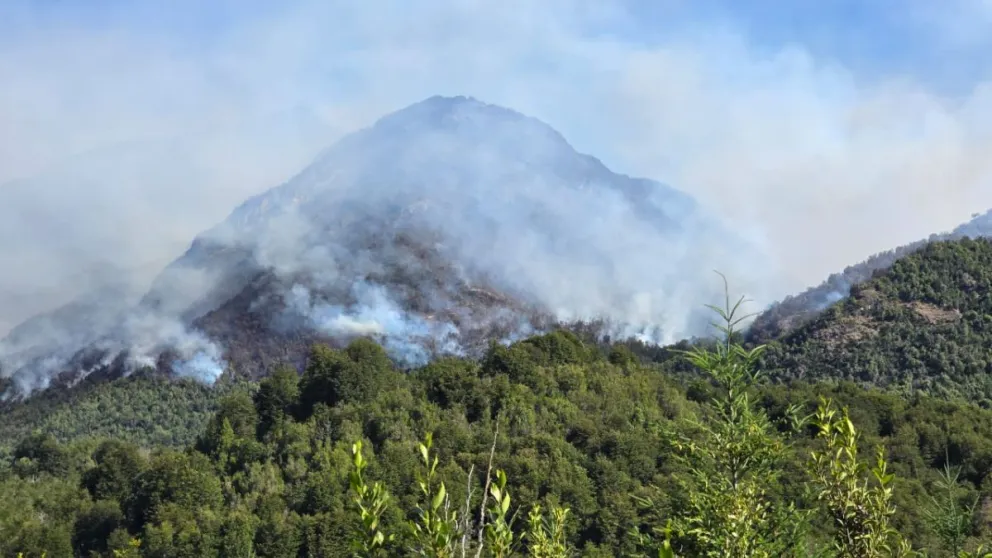Continúa el trabajo para evitar la propagación de las llamas. 