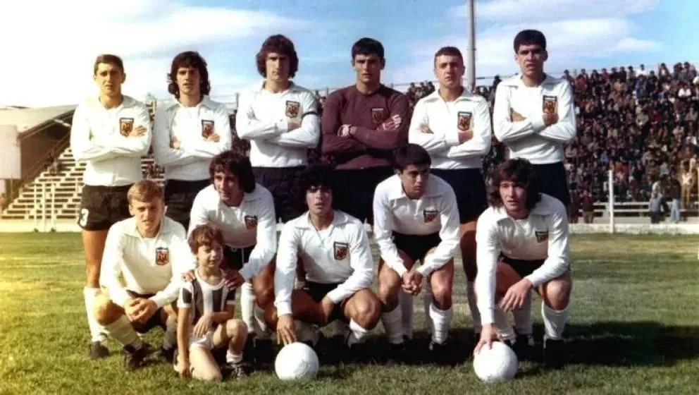 Maradona anotó su primer gol con la camiseta de la Selección ante Cipolletti en 1977.
