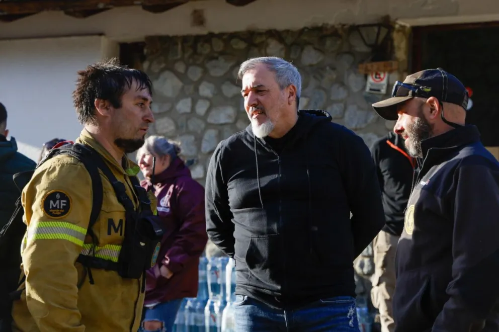 El dirigente gremial dialogó con los brigadistas en uno de los campamentos.
